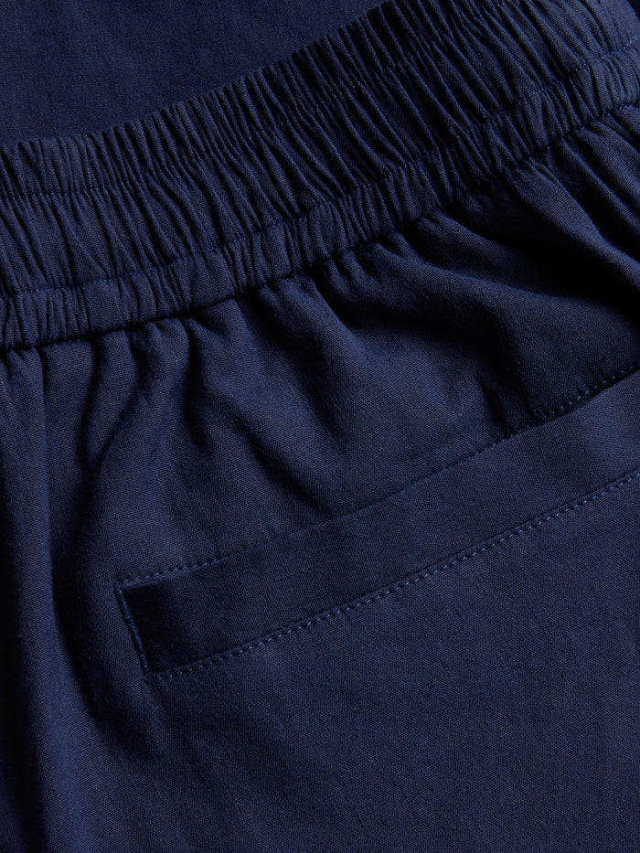 Gaston Linen Pant Elasticated Waistband & Side Slash Pocket Close-Up, Maltese Blue | Greyson Clothiers